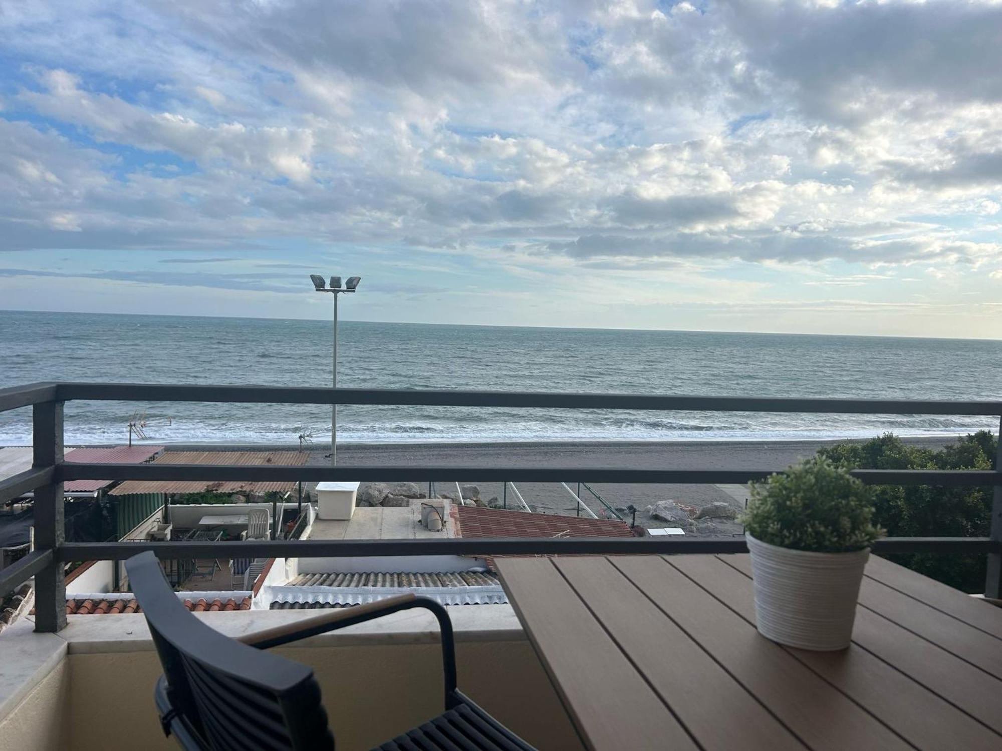 Maravilloso Apartamento En Primera Linea De Playa Con Vistas Al Mar En Caleta De Velez 2 D Dış mekan fotoğraf